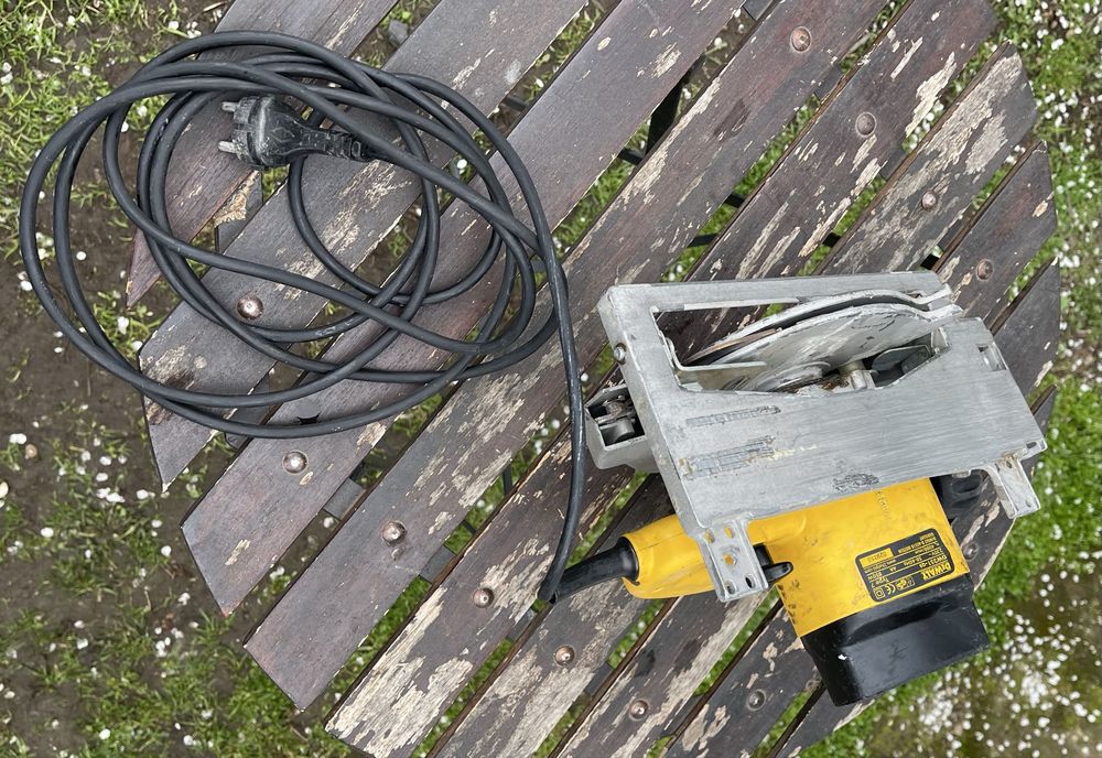 Circular de mană dewalt dwe 351 qs