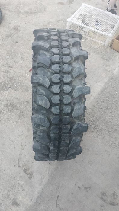 Vând doar un cauciuc de jip aproape nou 4x4 pentru pădure