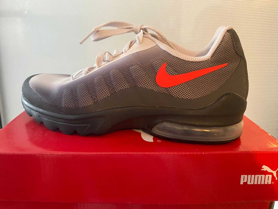 Vand adidasi Nike Air Max Invigor