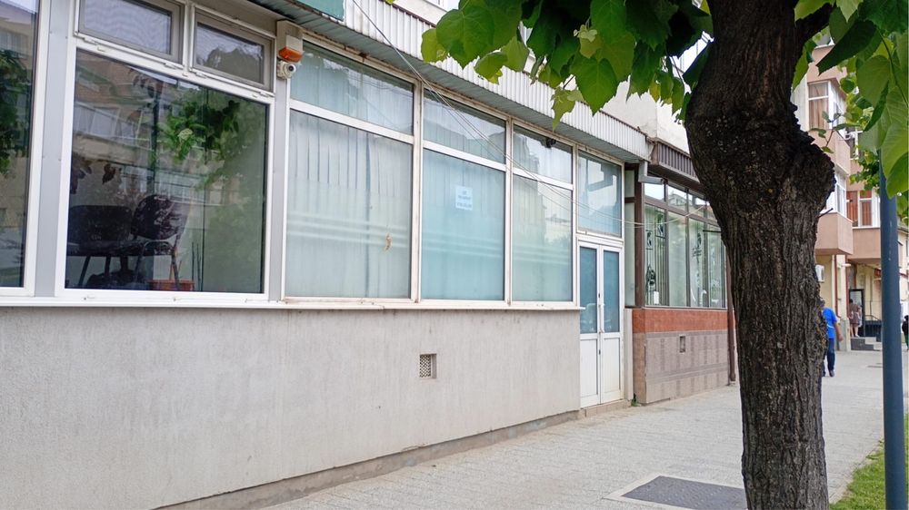 Apartament de închiriat- spațios, stradal,poziție excelentă