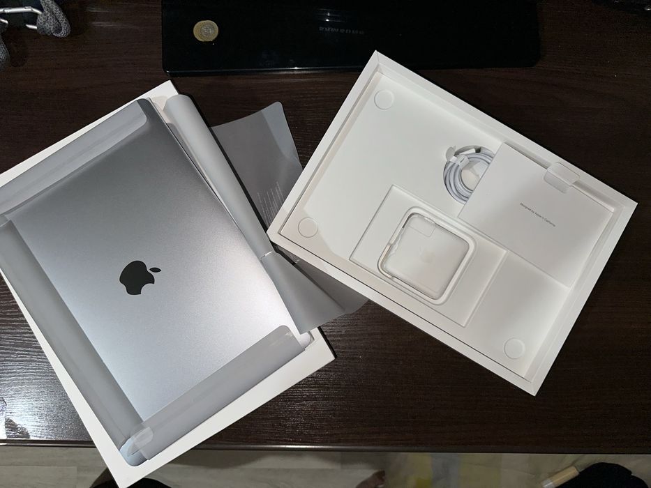 Продам macbook pro m2 8/256gb.