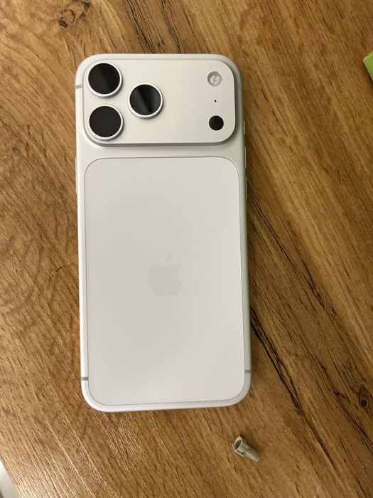 Iphone 17 pro max Silver