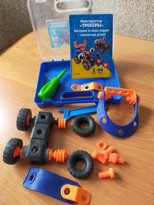 Игрушки Конструктор "Трекеры"