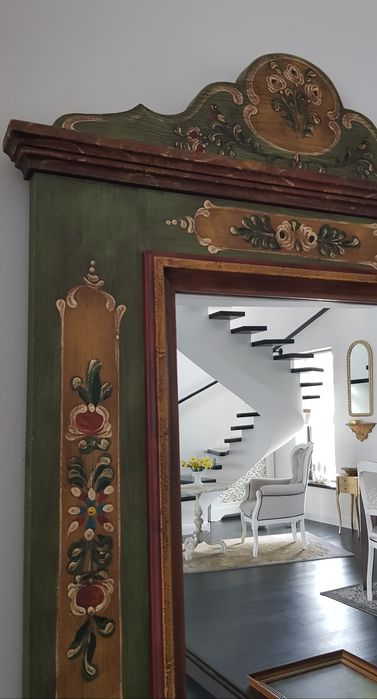 Oglindă veche cu ramă din lemn masiv