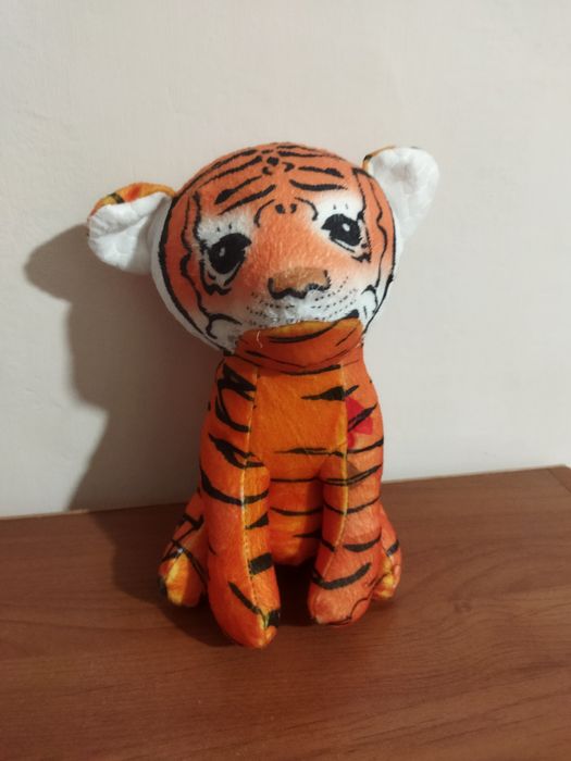 Плюшевая игрушка для ребенка тигр