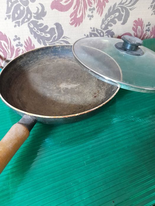 Сковародки большая и маленькая поднос мехиоровый большой каталка