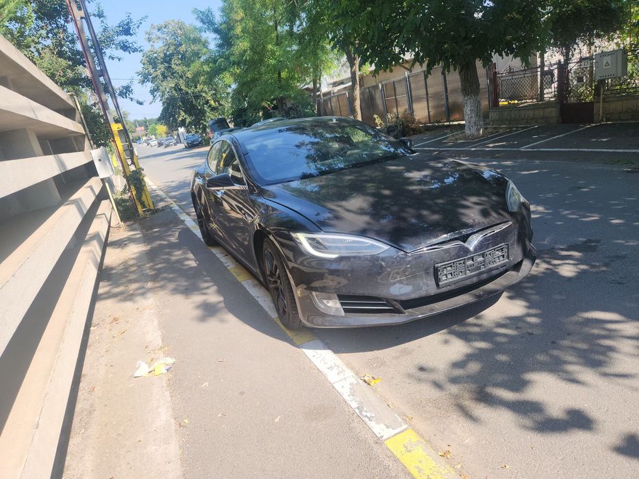 Tesla Model S S75D usor avariată fata