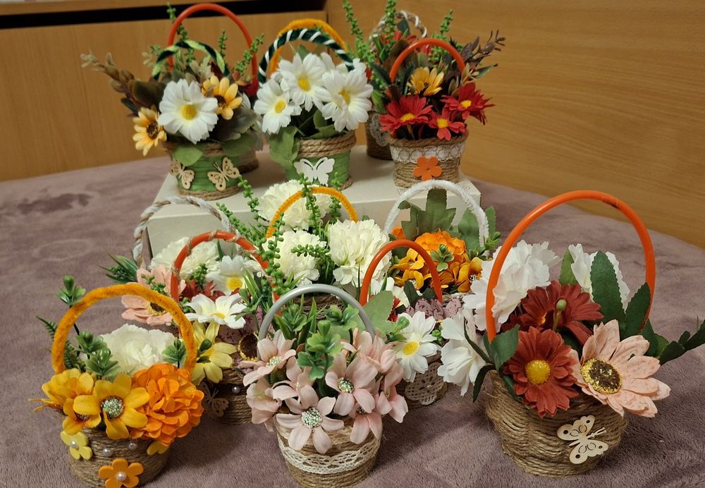 Цветя в ръчно изработена кошничка