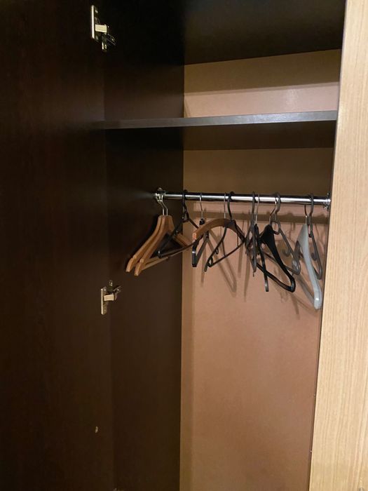 Продавам спалня комплект с матрак, гардероб, скрин и нощни шкафчета