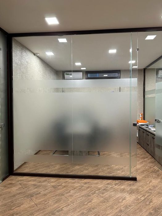 Изготовление и установка пластиковых рамиы, двери