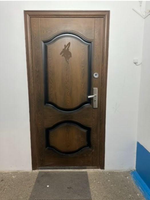 Продам дверь в хорошем состоянии