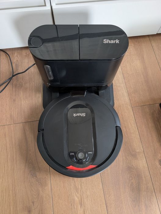 Aspirator robot Shark IQ cu statie de golire automata