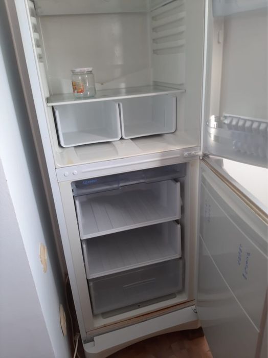 Продам холодильник индезит