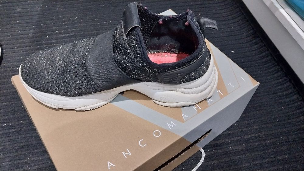 Продам женские кроссовки