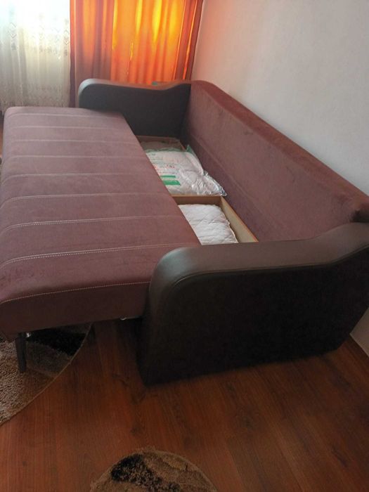 Vand canapea sufragerie 3 locuri , stare impecabila.