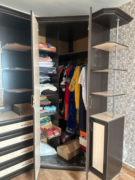 Продам угловой шкаф