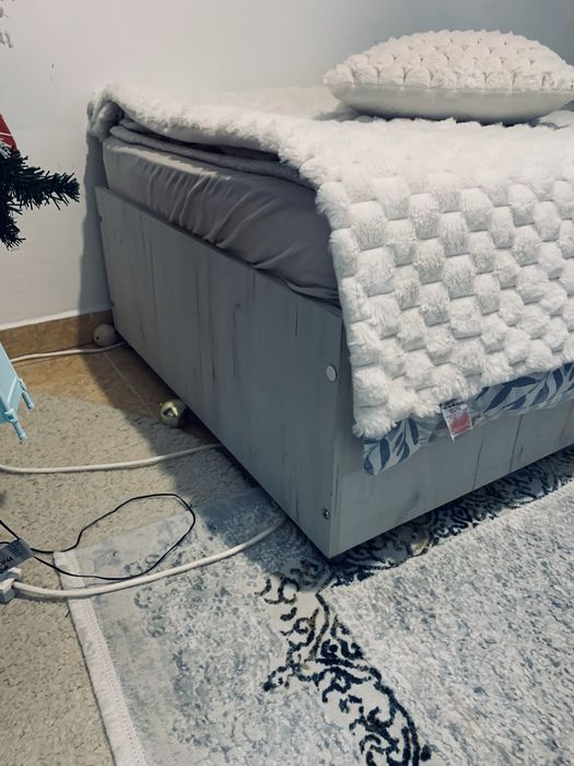 Vand pat de o persoana din lemn