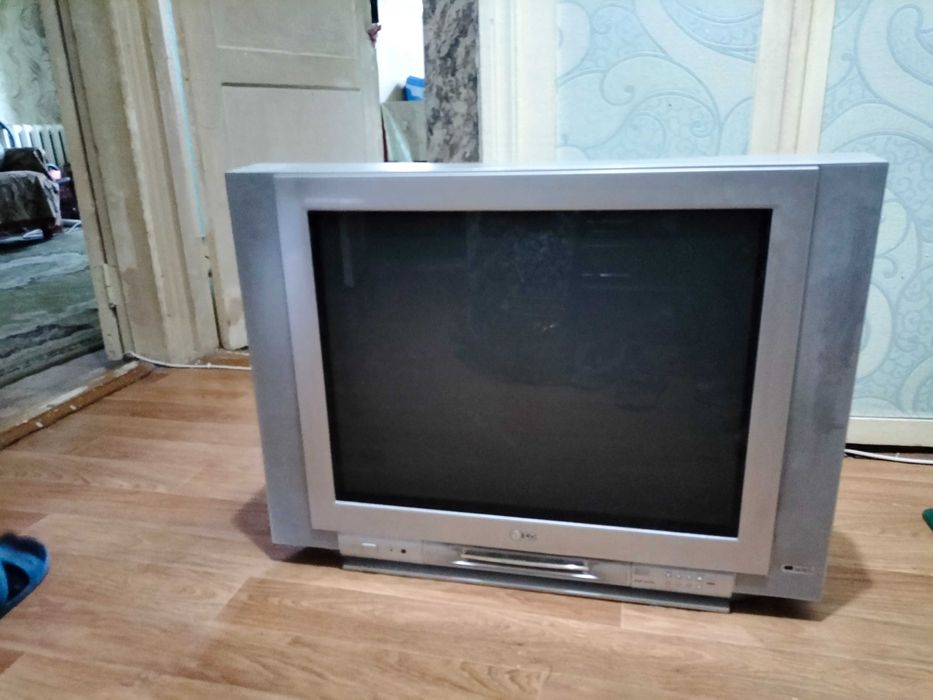 Телевизор  LG Flatron, модель с динамиками сзади продам