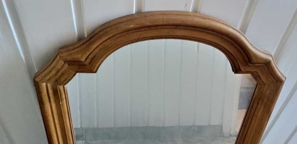 Oglinda cu rama de lemn