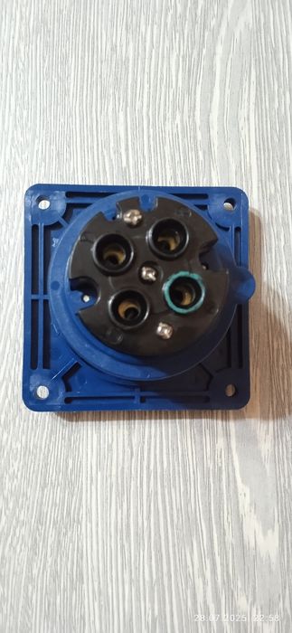 Продаётся 4контакная 3фазовая розетка и вилка на 660волть