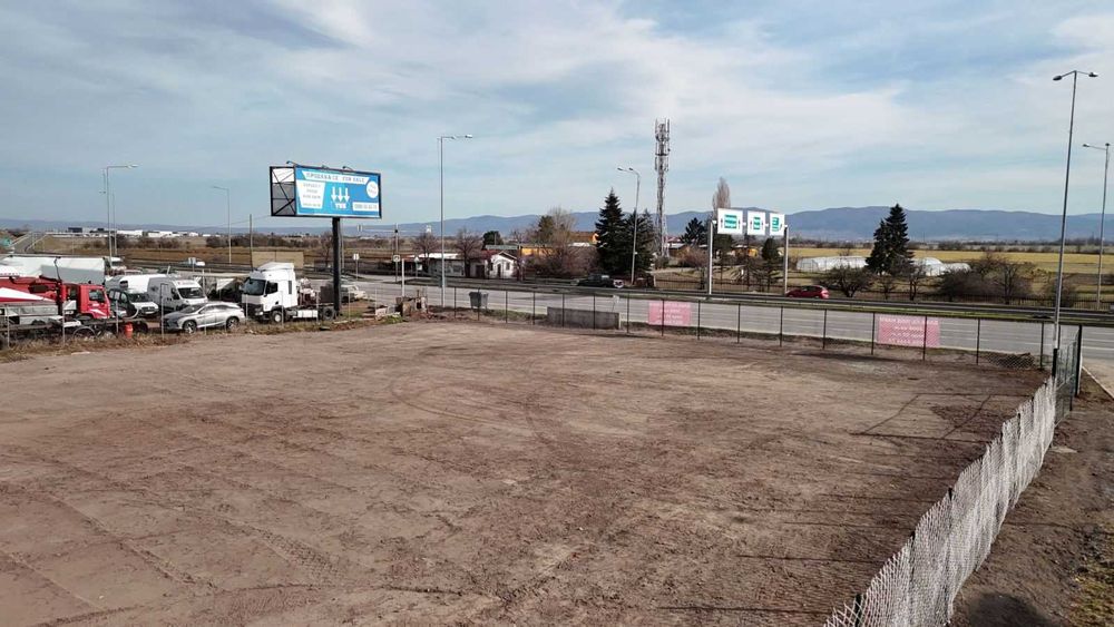 Терен под наем с лице към бул. Ботевградско шосе