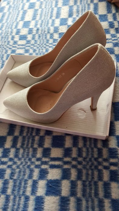 Продавам обувки и чанта