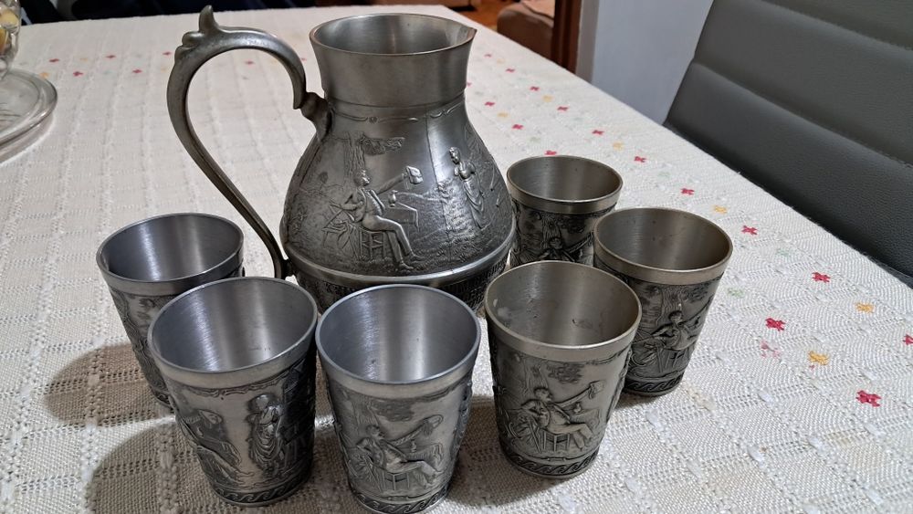 Carafa  0,7 l  si 6 pahare  din staniu cu acelas model