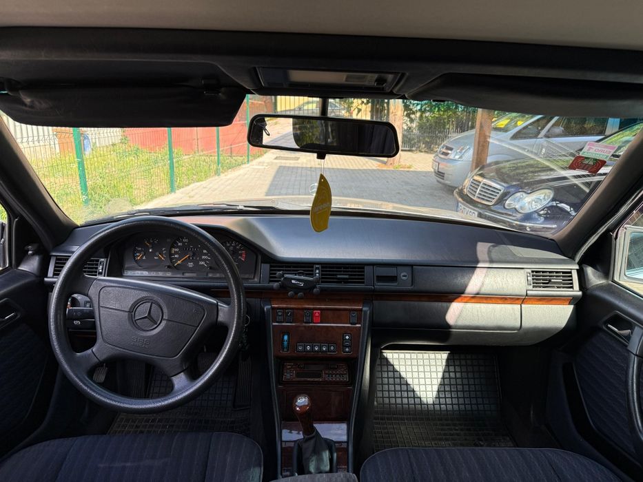 Mercedes-Benz W124 200E retromobil