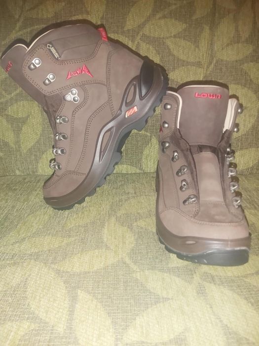 Дамски туристически обувки  LOWA GTX