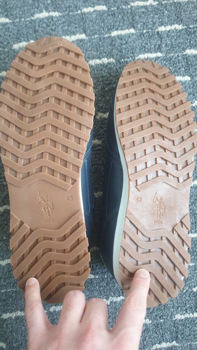 Vând  Adidasi USPA Albastru 43.