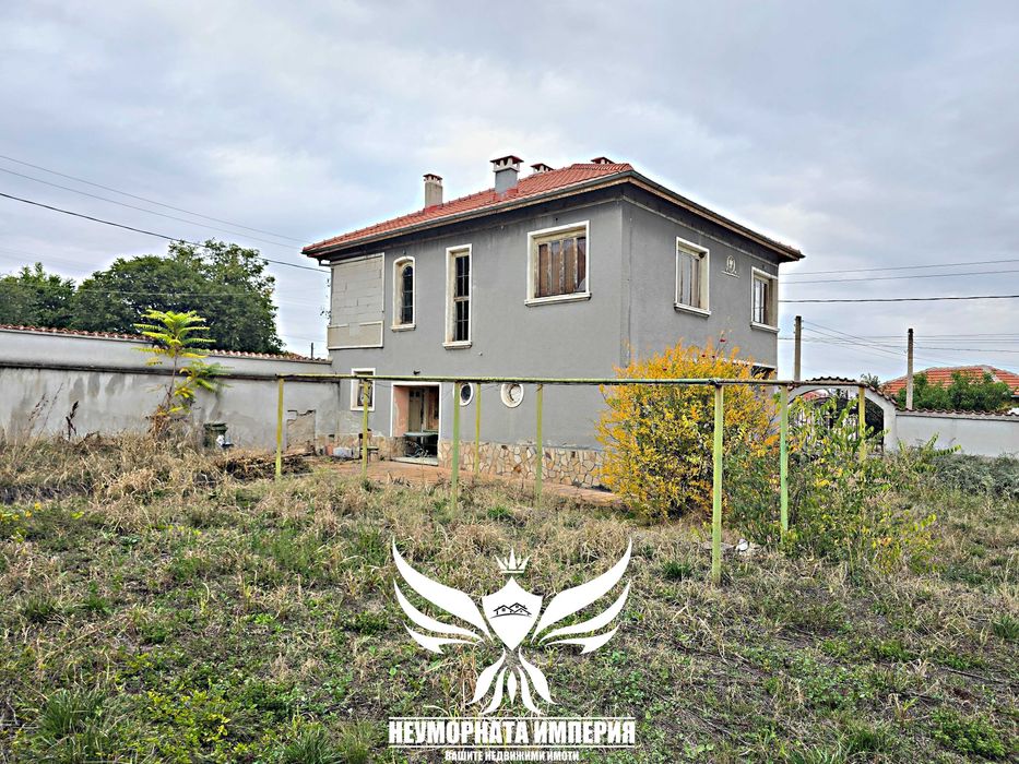 Продавам двуетажна къща с постройки 280РЗП с 900кв двор село Червен