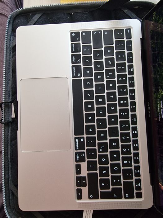 MacBook Air M1 Space Gray (8GB/256GB) – Като НОВ, 52 цикъла, 98% Батерия! Пълен комплект + Magic Mouse + HyperDrive ХъбЦена:539 € за всичко в комплект