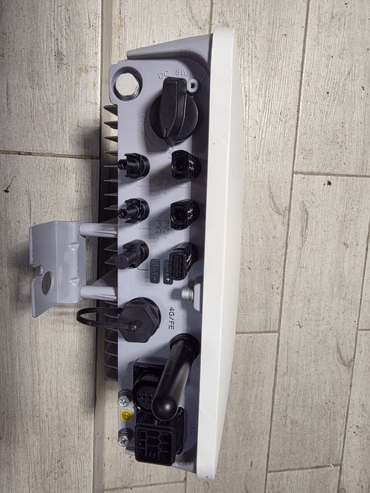 Vând invertor  monofazat Huawei