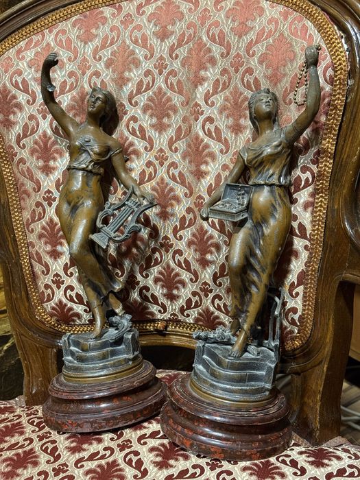 две стари метални статуетки