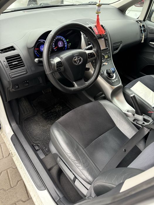 Toyota Auris Hybrid 2012
