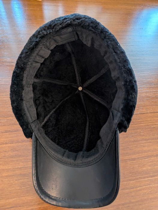 Зимна кожена шапка с козирка