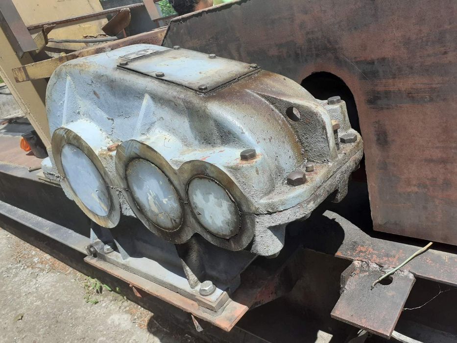 Редуктори и мотори  за кранове и други машини