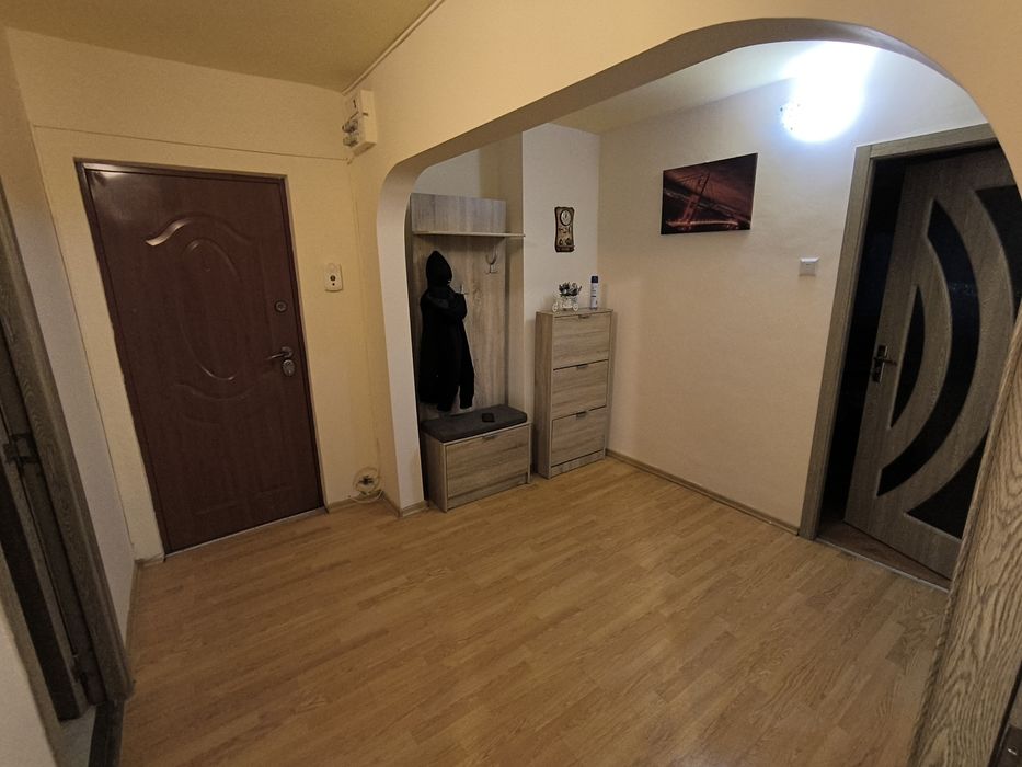 Închiriez apartament 3 camere