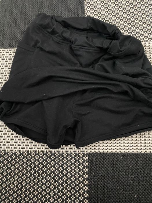 Lot damă XS – fustă neagră lungă +fustă neagră scurtă (cu pantaloni scurți)+ tricou alb elegant