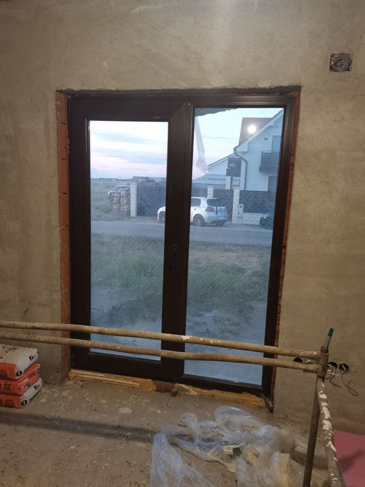 Vand ferestre PVC cu 1 canat, culoare Mahon + alte geamuri tip usa