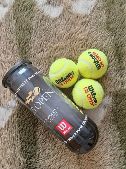 Спортивная теннисная ракетка и комплект