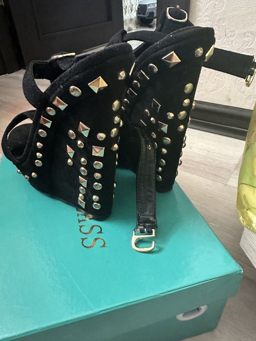 Продам босоножки