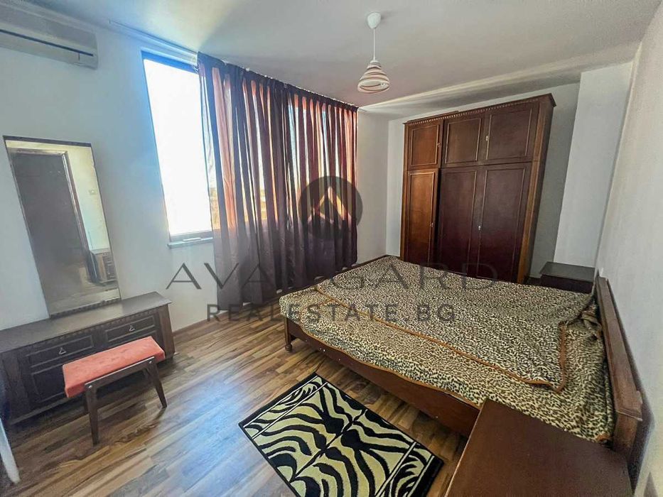 оф.23812 Тристаен обзаведен до ц.Света Петка