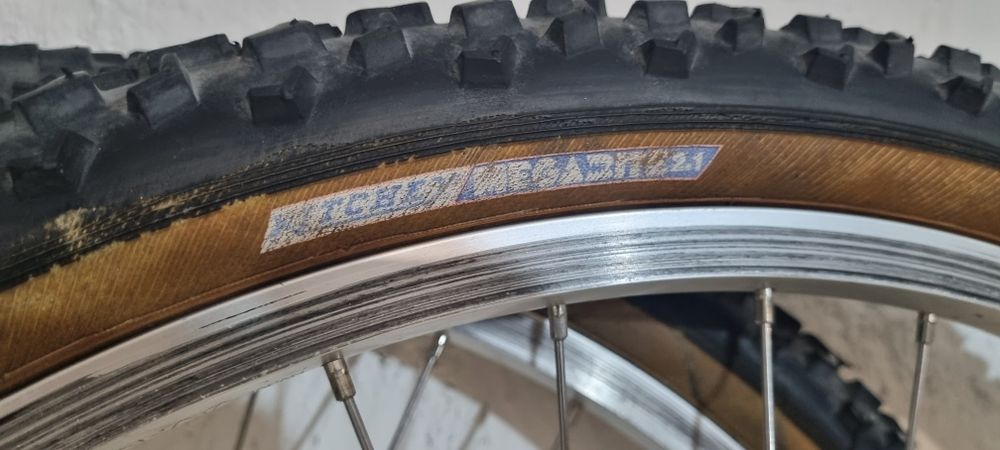 Set roti MTB 26"
Jante aluminiu ARAYA cu uzura minima,
Spite aliaj, 
Caseta pinioane 8 viteze,
Butuci Shimano,
Cauciucuri IRC METRO 26x1,5 in stare f
