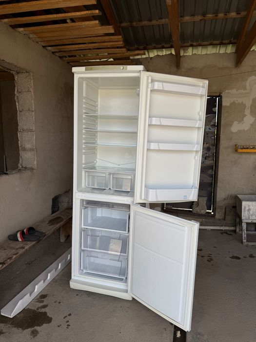 Холодильник Indesit (работает идеально)