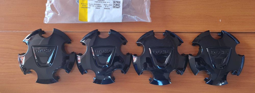 Capace Duster jante offroad negru lucios OE sau argintiu gri.