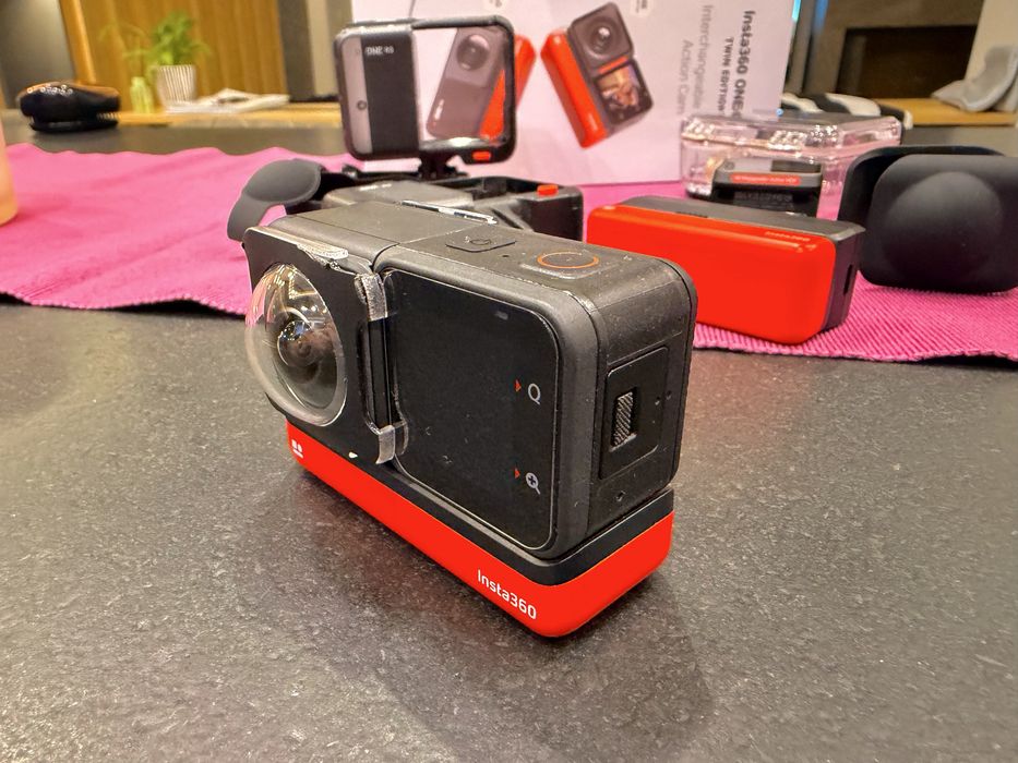 Екшън камера Insta360 ONE RS Twin Edition + Богат комплект аксесоари