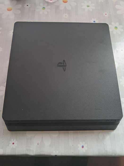 Продавам ps4 slim