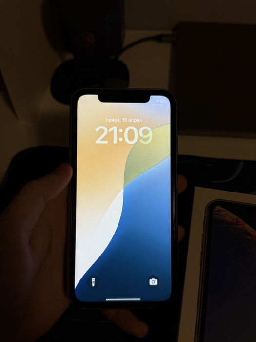iPhone XR Blue 64GB пълен комплект подарък три калъфа