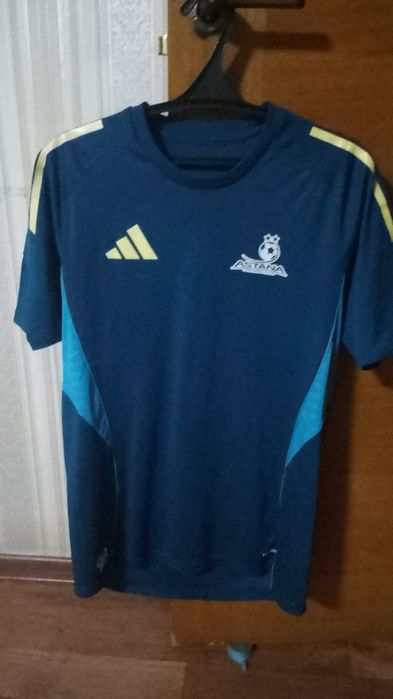 Ветровка и футболка